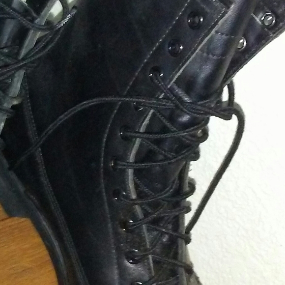 A pair of military black boots - Picture 2 of 2